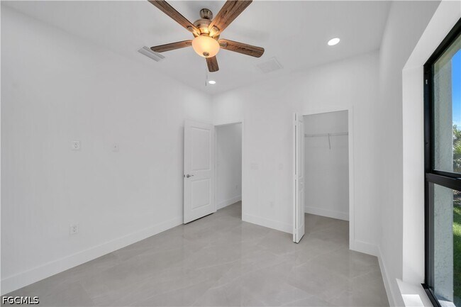 Building Photo - 302 Palisades Ave