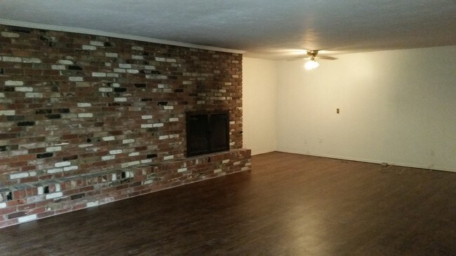 Building Photo - 6334 N Villa Ave