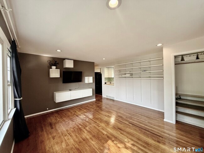 Foto del edificio - 220 Foxon Hill Rd
