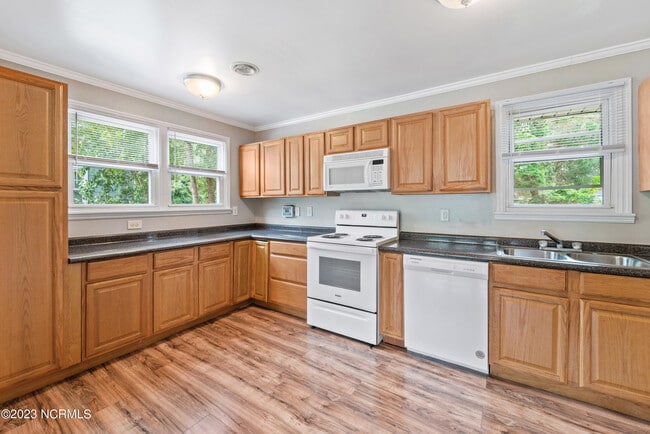 Building Photo - 529 Henderson Dr