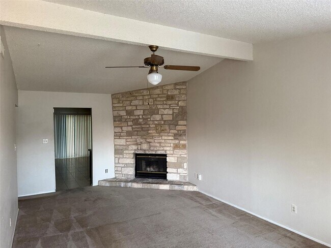 Foto del edificio - 704 Greenmeadow Dr