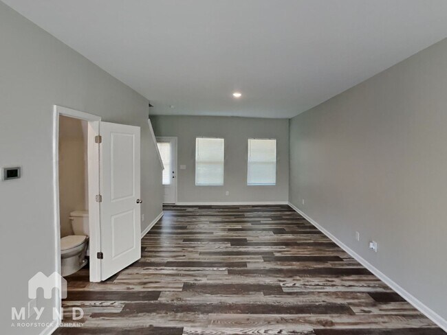 Building Photo - 410 S Gray St