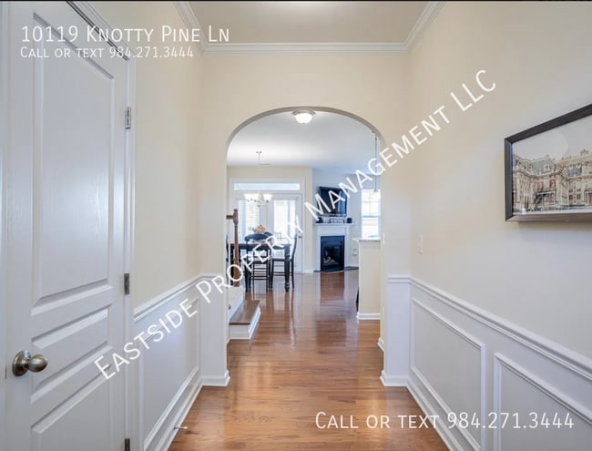 Foto del edificio - 10119 Knotty Pine Ln