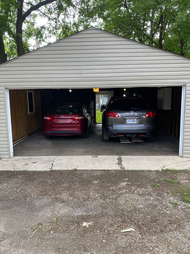 Garage - 260 W Park Ave