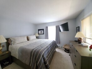 Building Photo - 947 Incline Way