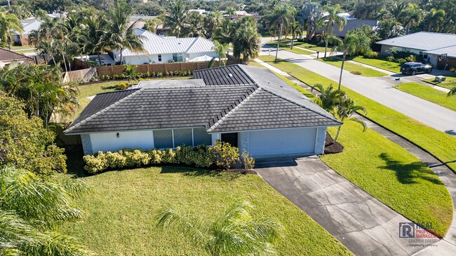 Building Photo - Beautifully renovated Tequesta POOL home 3...