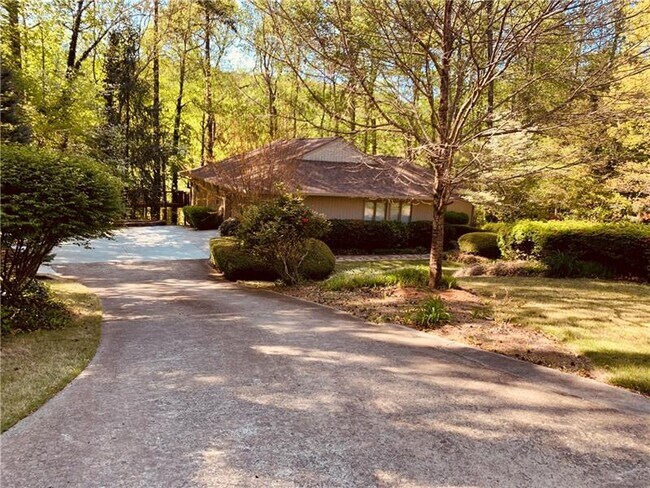 Building Photo - 3750 Fairway Dr