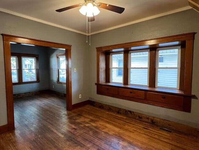 Foto del edificio - Charming 2-BDR 2-BTH House w/ Garage - Cat...