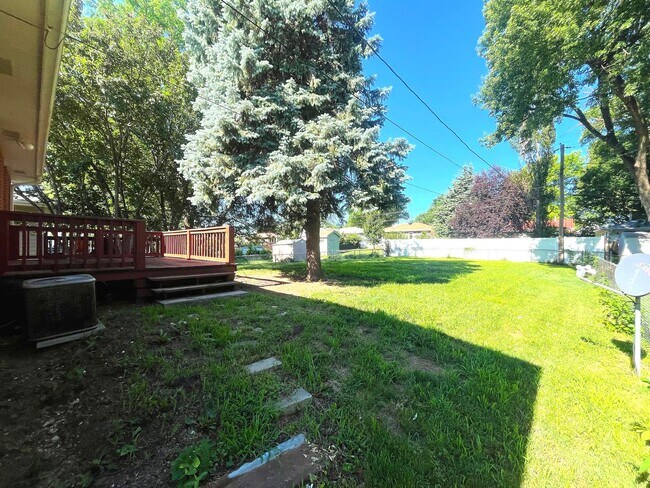 Building Photo - Adorable Brick Raised Ranch