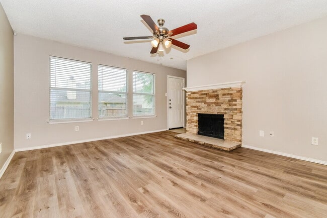 Building Photo - 1112 Alexandria Dr
