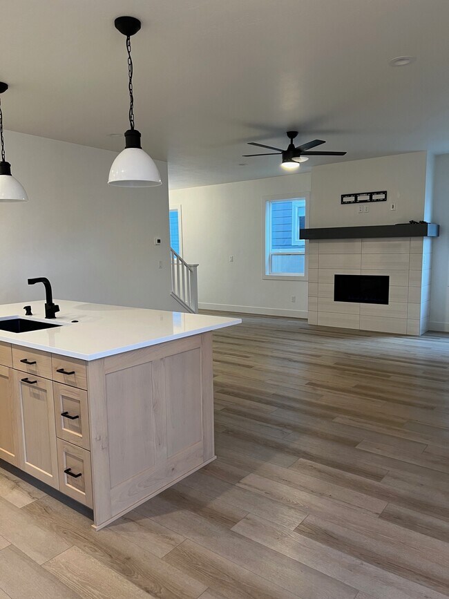 Kitchen - 1987 E Presidential Dr