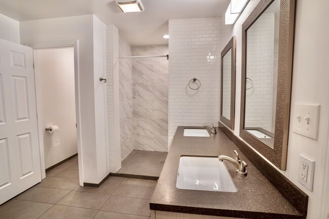 Master 1 Bathroom - 1728 E Laguna Dr