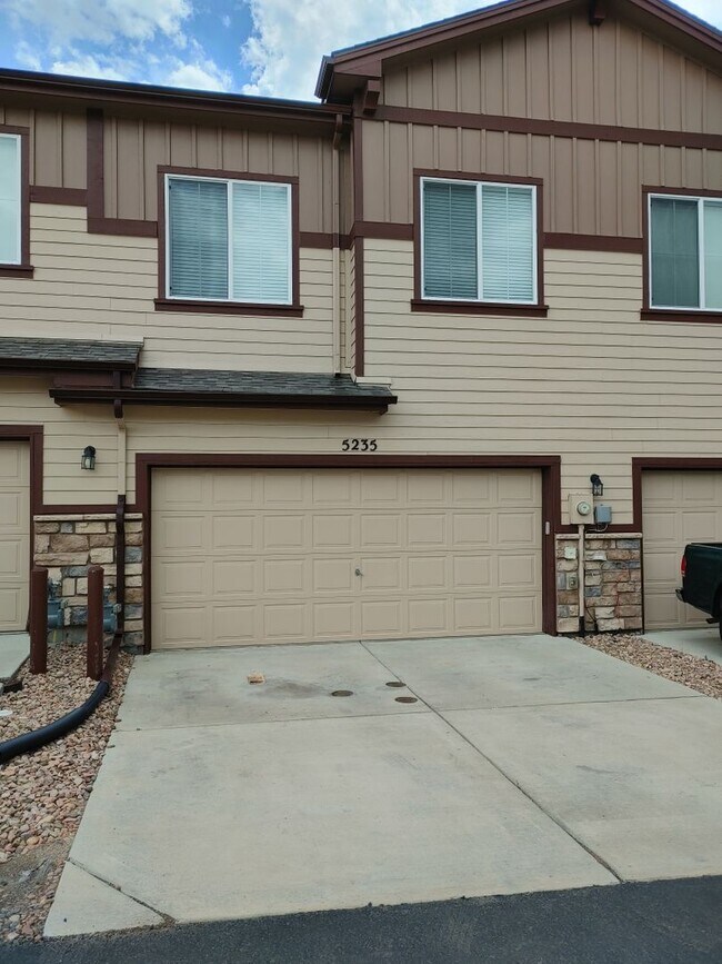 Building Photo - Stylish & Spacious 2BD Townhome in Stetson...