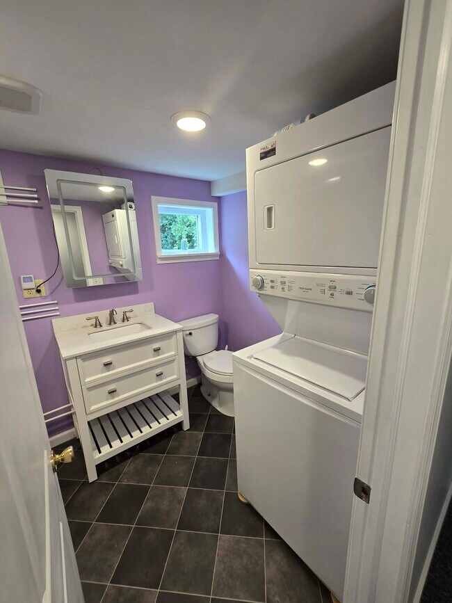 Baño con bañera de hidromasaje y lavandería. - 117 Arlington Ave