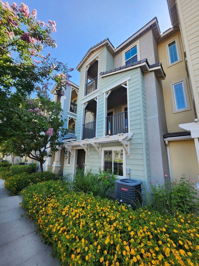 Foto del edificio - Gorgeous Tri-level Townhouse 3 beds 3 1/2 ...