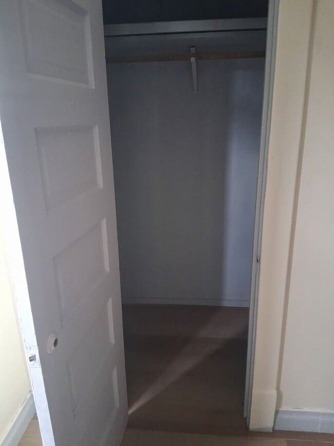 Building Photo - Chariming 2 bedroom Duplex in Quiet Neighborhood
