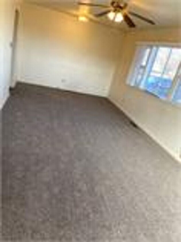 Foto principal - 2 bedroom, 1 bath near downtown