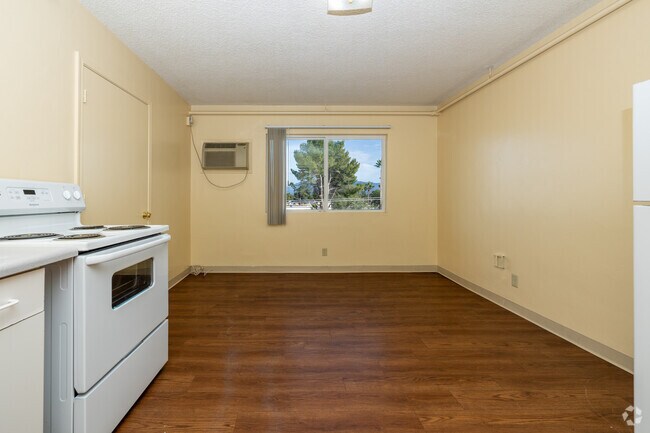 1 habitación, 1 baño - 548 pies cuadrados - Sala de estar - Catalina Village Apartments