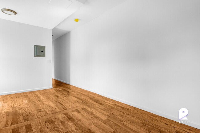 Foto del edificio - 879 Dekalb Ave