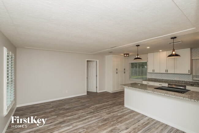 Building Photo - 525 Sacre Coeur Dr