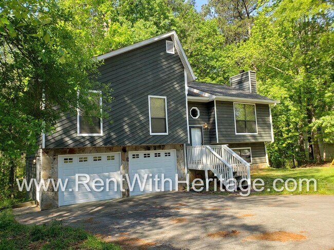 Building Photo - AWESOME HOME WITH UPGRADES! HUGE BONUS ROO...