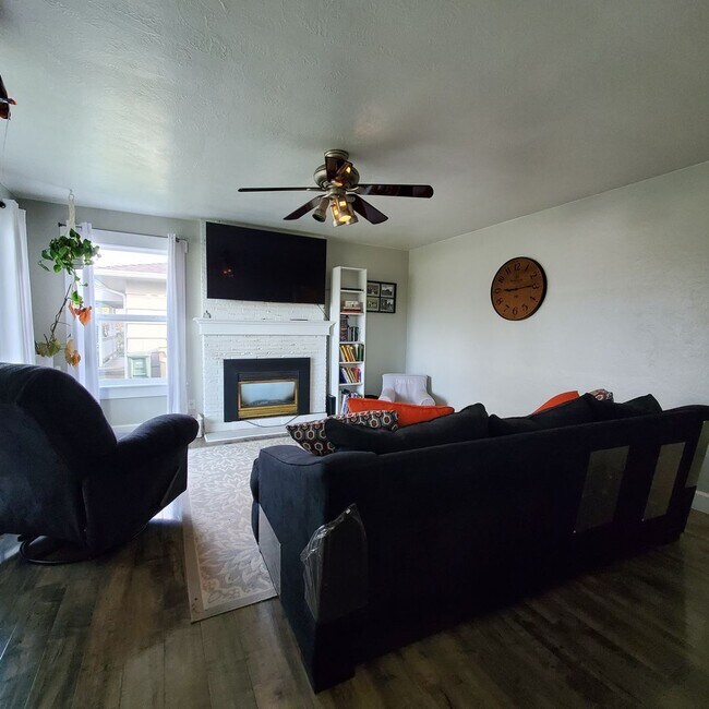 Building Photo - Recently Updated Pet Friendly 3 Bed House ...