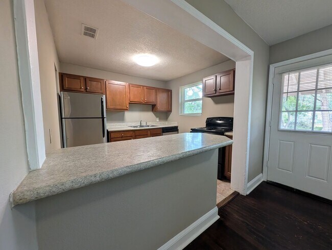 Foto del edificio - AVAILABLE NOW!! 3/1 Updated and Ready for a move-in!