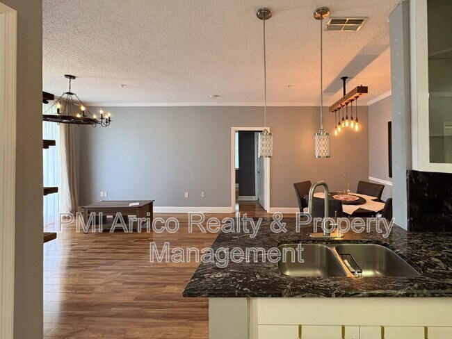 Foto del edificio - 18001 Richmond Pl Dr