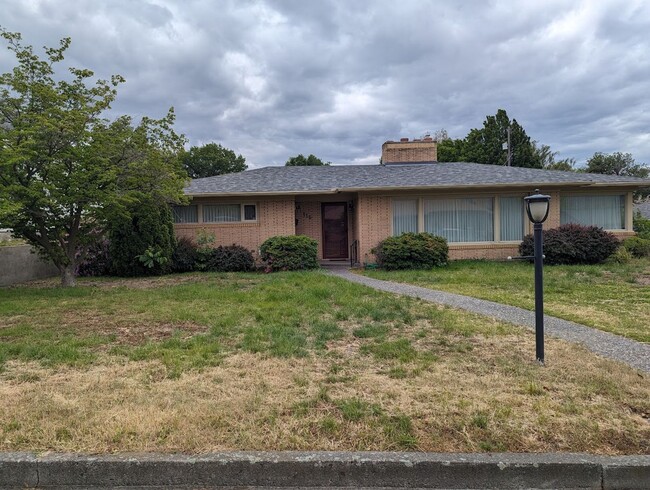 Building Photo - Stunning Prospect area house with a river ...