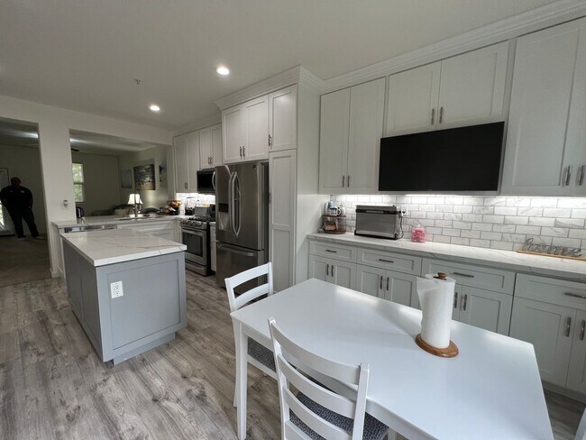 Building Photo - Gorgeous Townhome near Downtown Ventura & Beaches