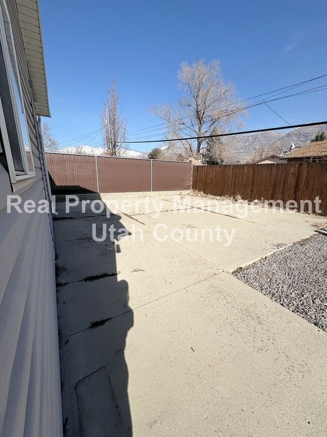 Building Photo - 614 N 550 E St