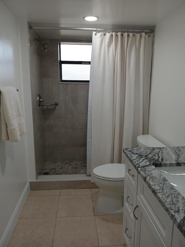 Foto del edificio - 4760 Lucerne Lakes Blvd W