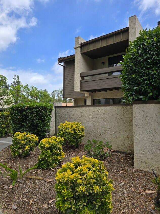 Beautiful, Immaculate and Quiet End UNIT #21 - 5800 Owensmouth Ave