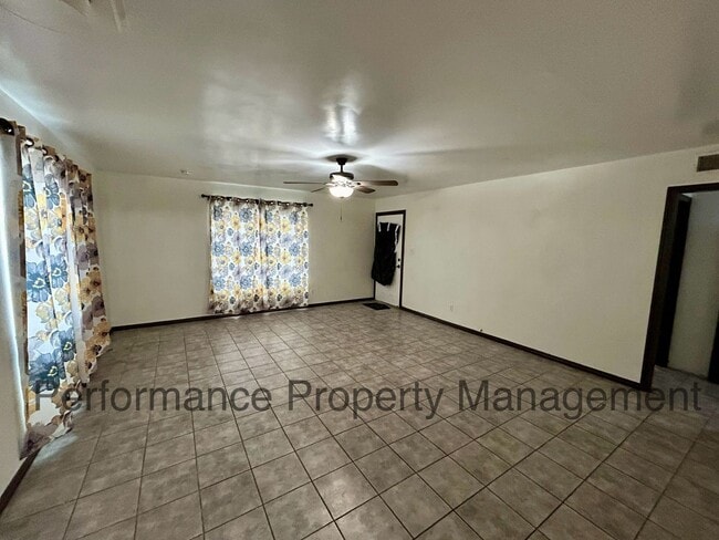 Building Photo - Cute 2 Bed/1 Bath Home in SE Bakersfield w...