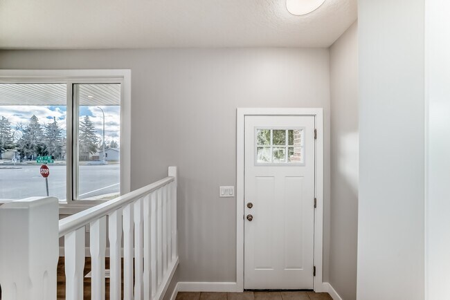 Building Photo - 4752 Memorial Dr