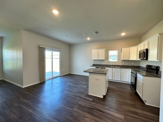 Building Photo - 4 Bedroom in Hallsville