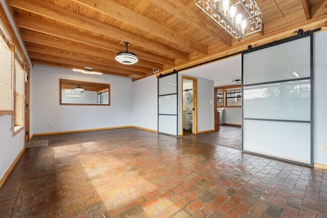 Foto del edificio - Heart of Durham 3 bed, 2.5 bath townhome blends charm, comfort & convenience