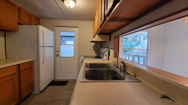 Foto del edificio - FULLY FENCED! 3 bedroom, 1 bath home plus a covered deck