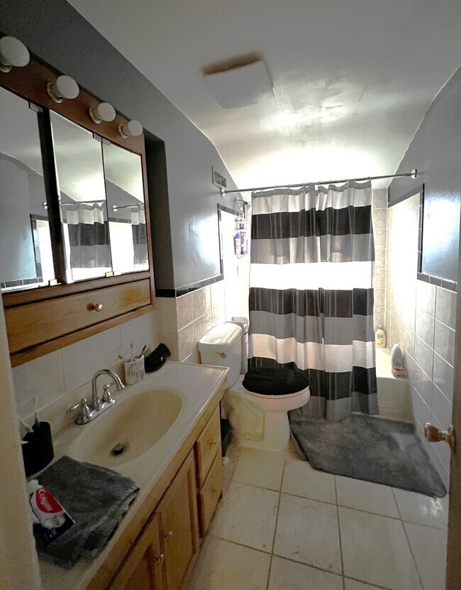 Shared upstairs bathroom - 1141 Gloria Ave