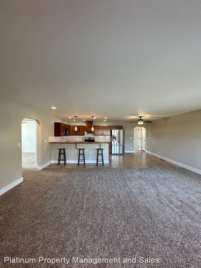 Building Photo - 3 br, 2 bath House - 1034 Crest Loop