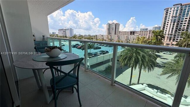 Foto del edificio - 100 Bayview Dr