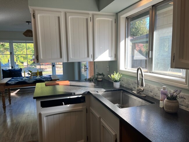 Building Photo - 343 NE 63rd Ave