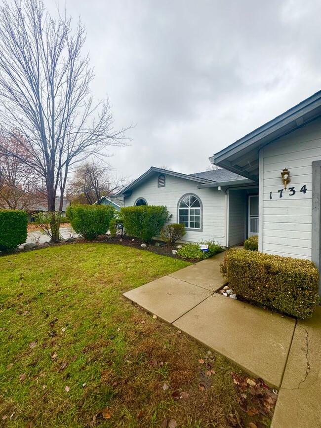 Foto del edificio - Spacious Home in West Redding