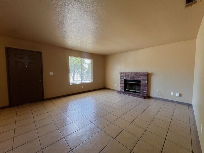 Foto del edificio - 3 Bed 2 Bath Home