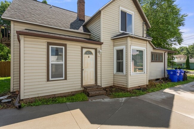 Building Photo - 908 W Bell Ave
