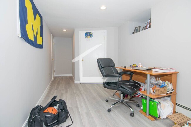 Building Photo - Convenient Location, In-Unit Washer and Dryer, Eat-in Kitchen, Pets Friendly, Central Heat/AC