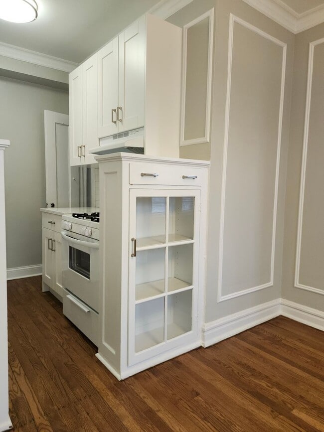 Building Photo - Edgewater Studio with Heat and Cooking Gas Included ~ No Security Deposit ~ Cat Friendly