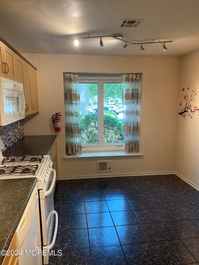 Foto del edificio - 65 Orange Dr