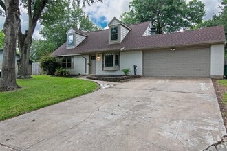 Building Photo - 2410 Valley Dr