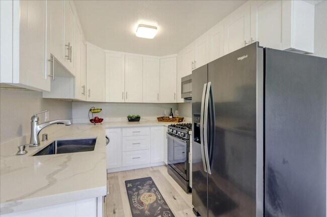 Foto del edificio - Remodeled unit with views